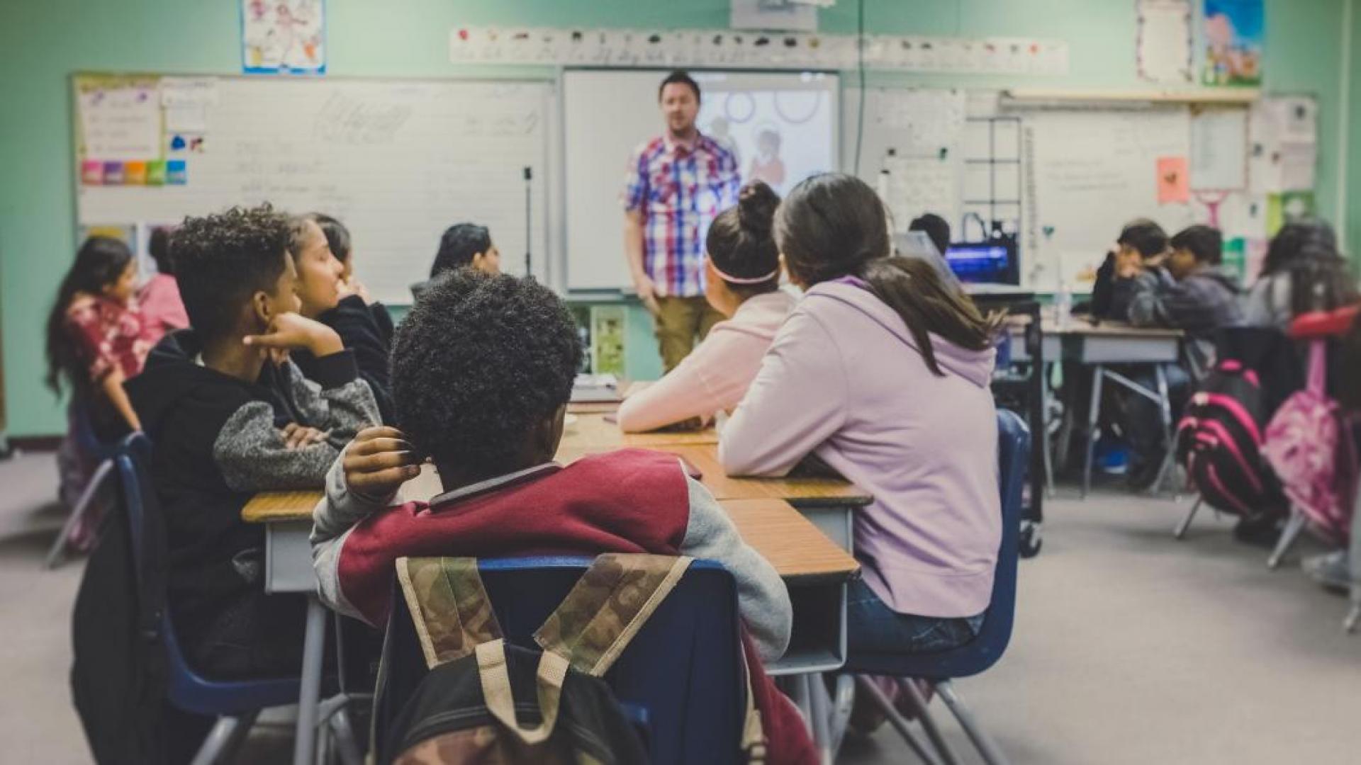 Schoolklas aandachtig luisterend naar de leraar