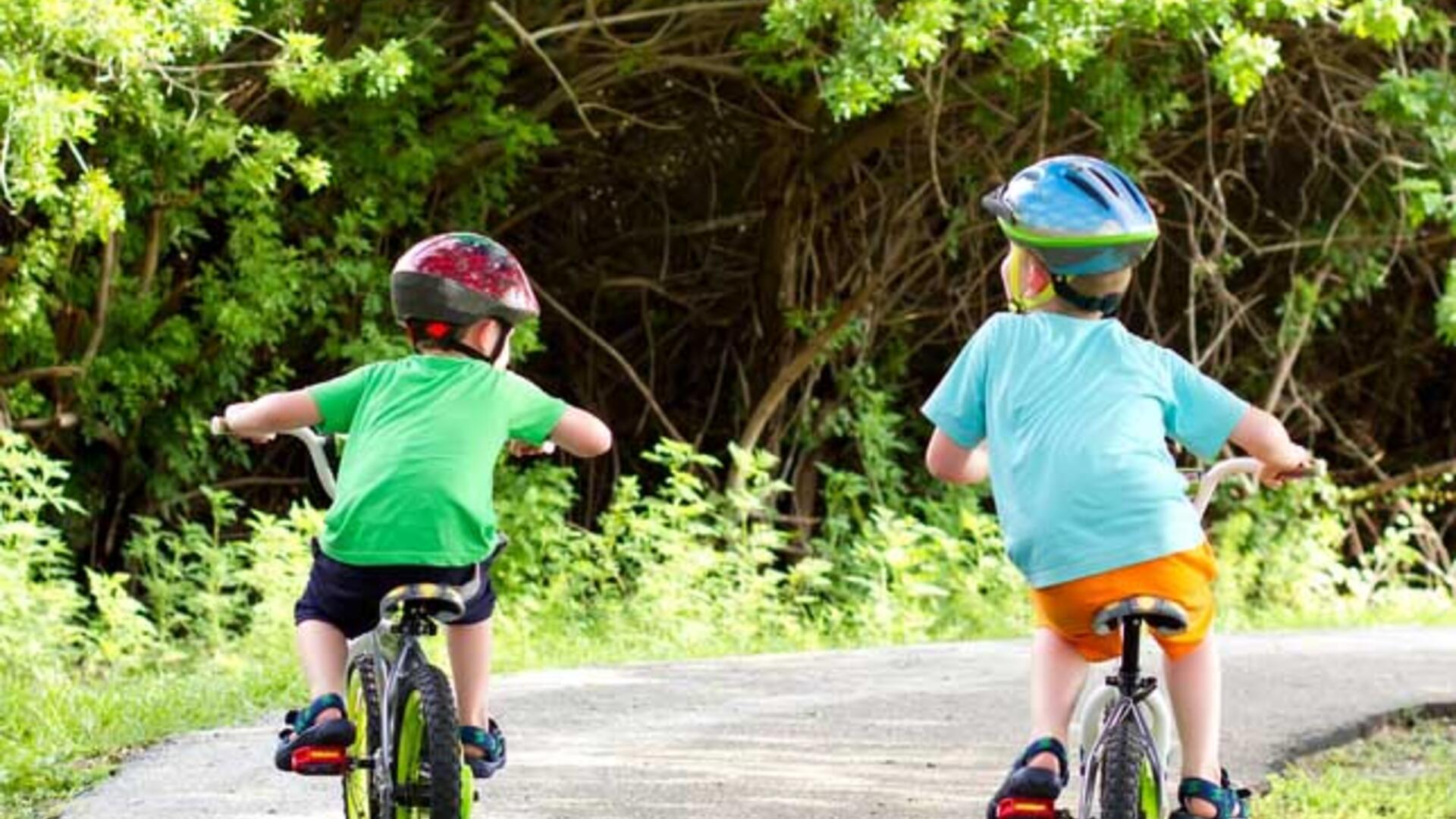 Spelende kinderen op een fietsje bij de kinderopvang